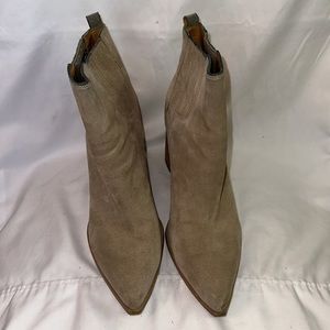 Marc Fisher Sz.9.5M Light Gray Suede Bootie